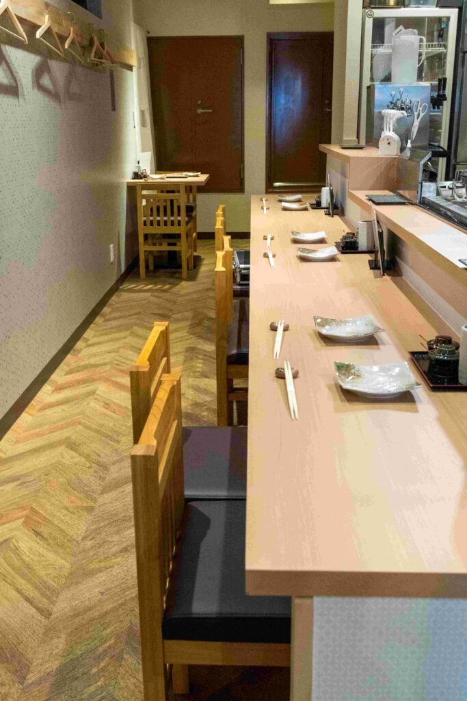 焼鳥嘉楽(嘉楽)の店内入り口側のながめ