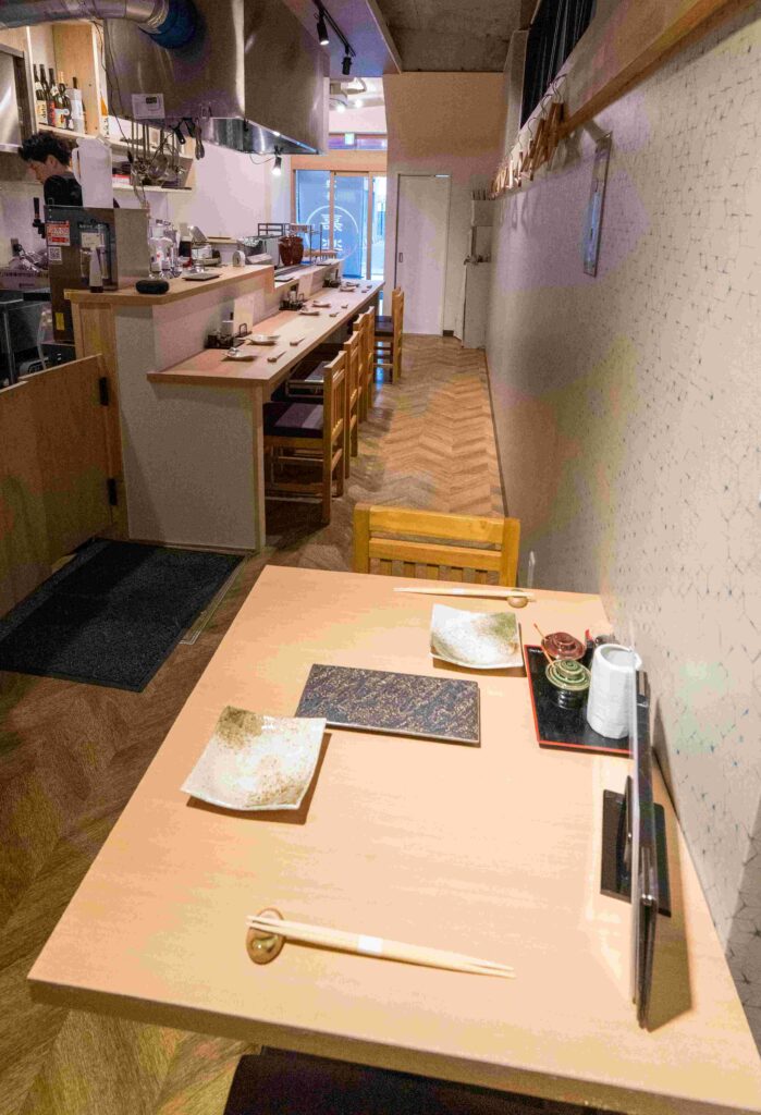 焼鳥嘉楽(嘉楽)の店内奥からのながめ