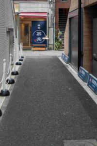 焼鳥嘉楽(嘉楽)の正面路地から見た店先